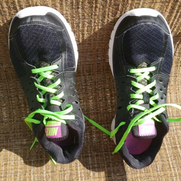 "SOLD" Women's Nike Shoes - Picture 5 of 7